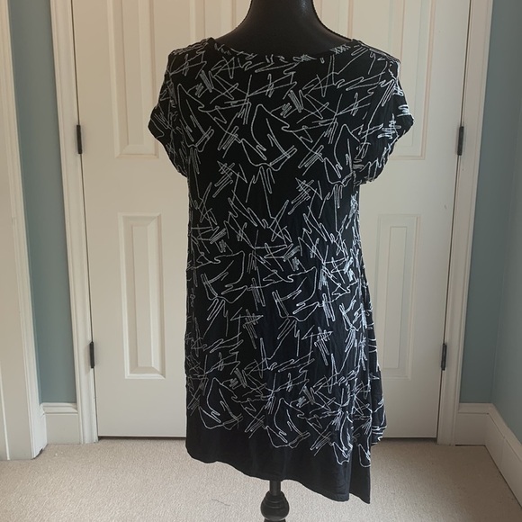 NICHE Nilgun Derman Zig Zag Jersey Embroidered Asymmetrical Hem Top - Picture 3 of 5